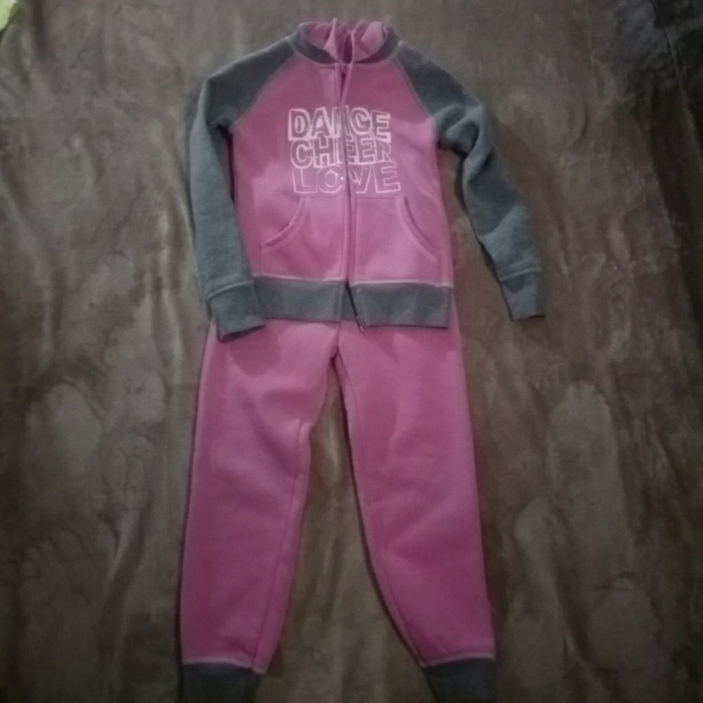 Girls jogger outfit.